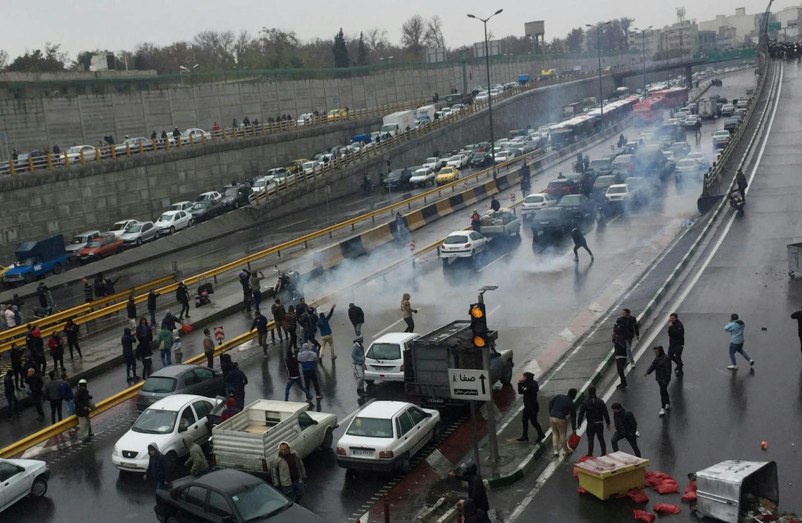 Die Lebensbedingungen im Iran werden immer schlechter. In der Hauptstadt Teheran wurden Autobahnen blockiert.
