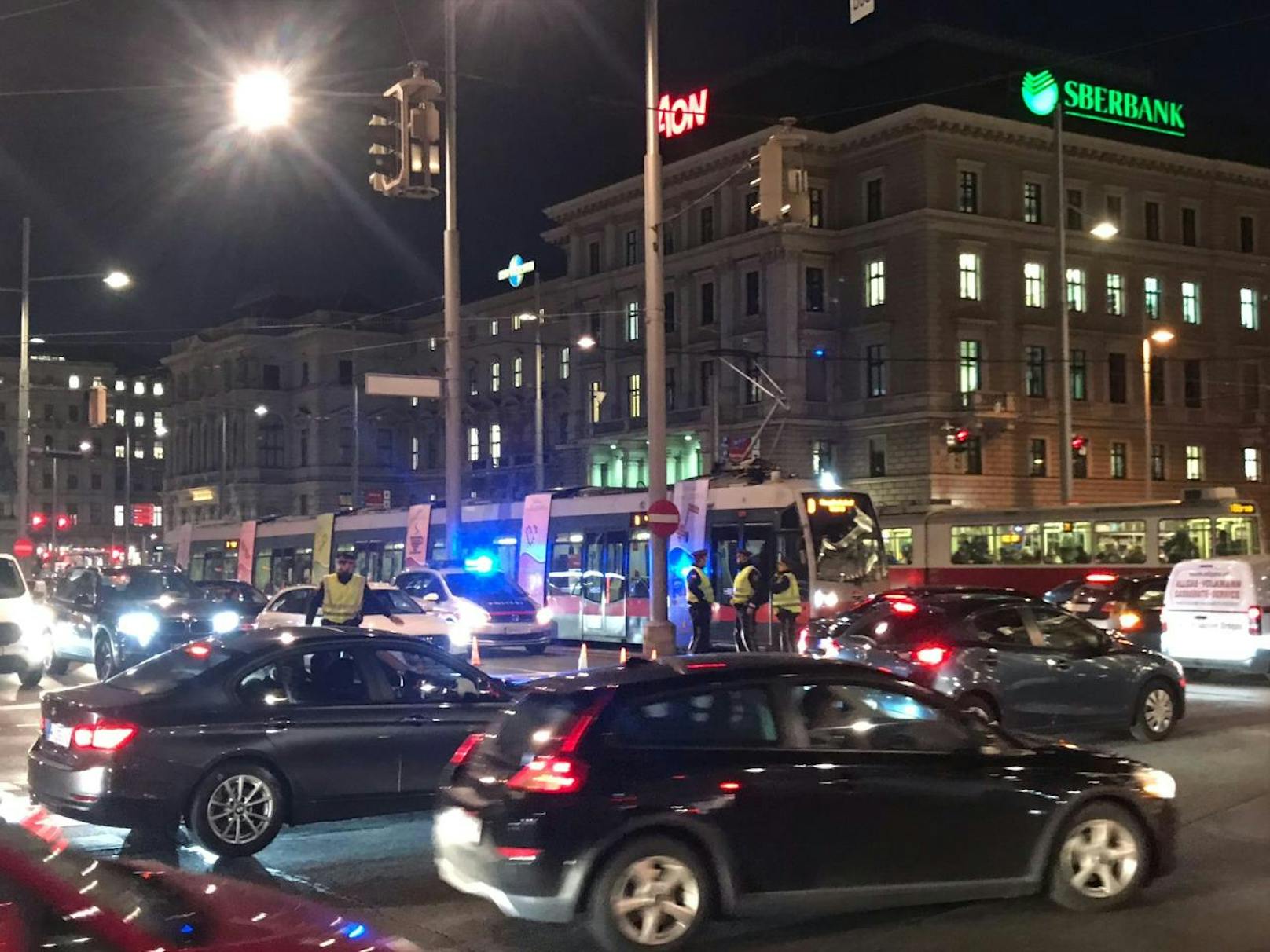 Die Wiener Polizei regelte den Verkehr durch Handsignale.