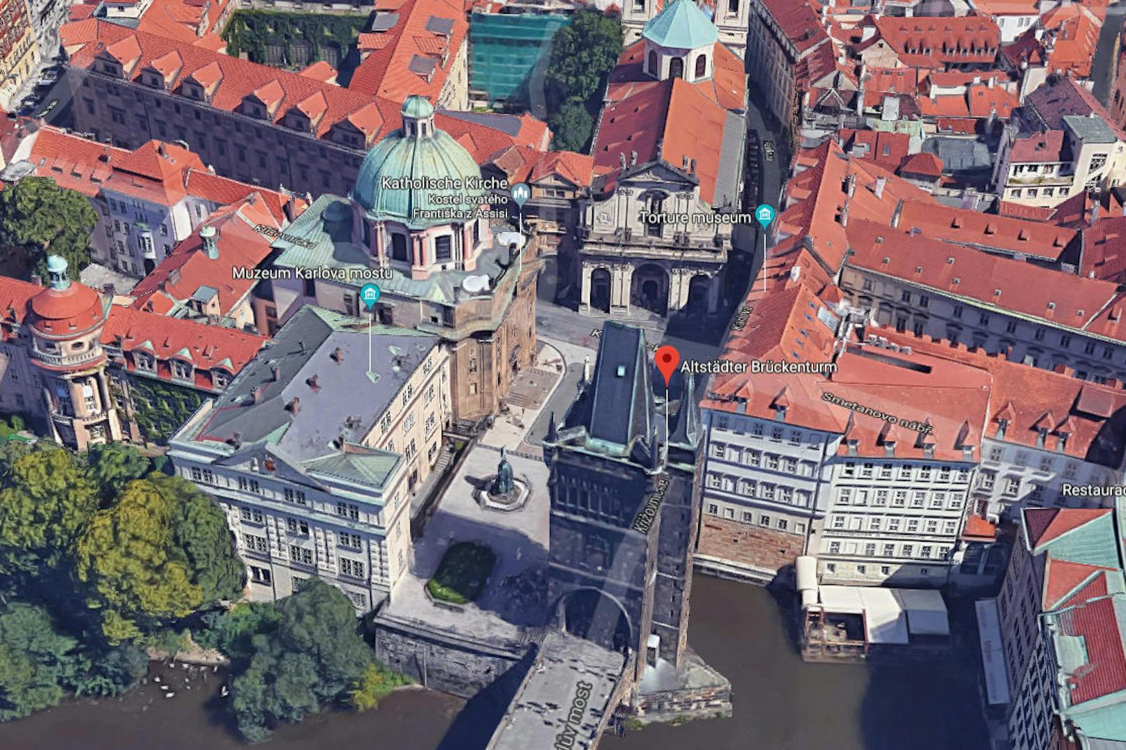 ... tatsächlich handelt es sich um Prag. Genauer um den Platz vor der Kreuzherrenkirche direkt an der berühmten Karlsbrücke. Knapp daneben.