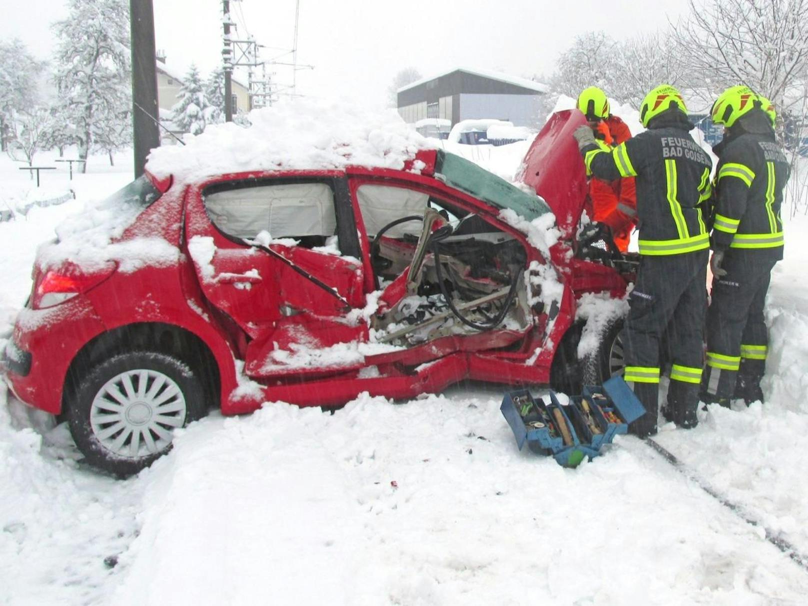 In Bad Goisern wurde ein Auto von einem Zug gerammt. Der Lenker war im Schnee hängengeblieben. (Foto: FF Bad Goisern)