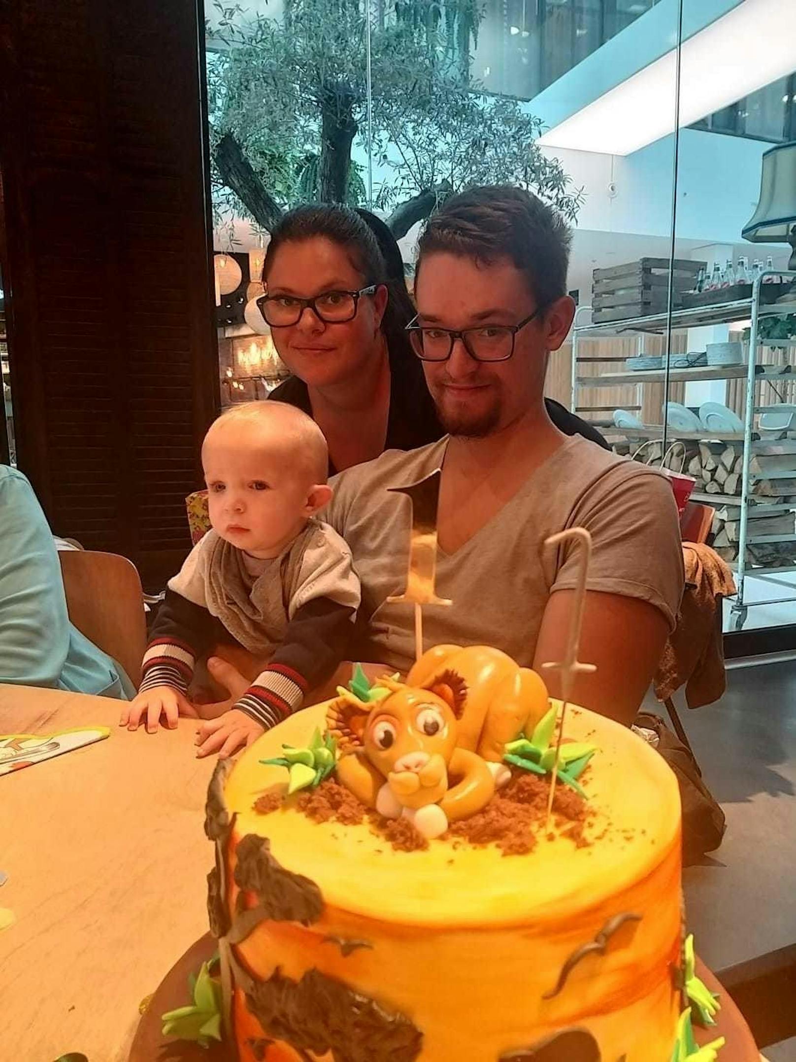 Finn mit Mama Tanja und Papa Michael. Und natürlich seiner leckeren "König der Löwen"-Torte.