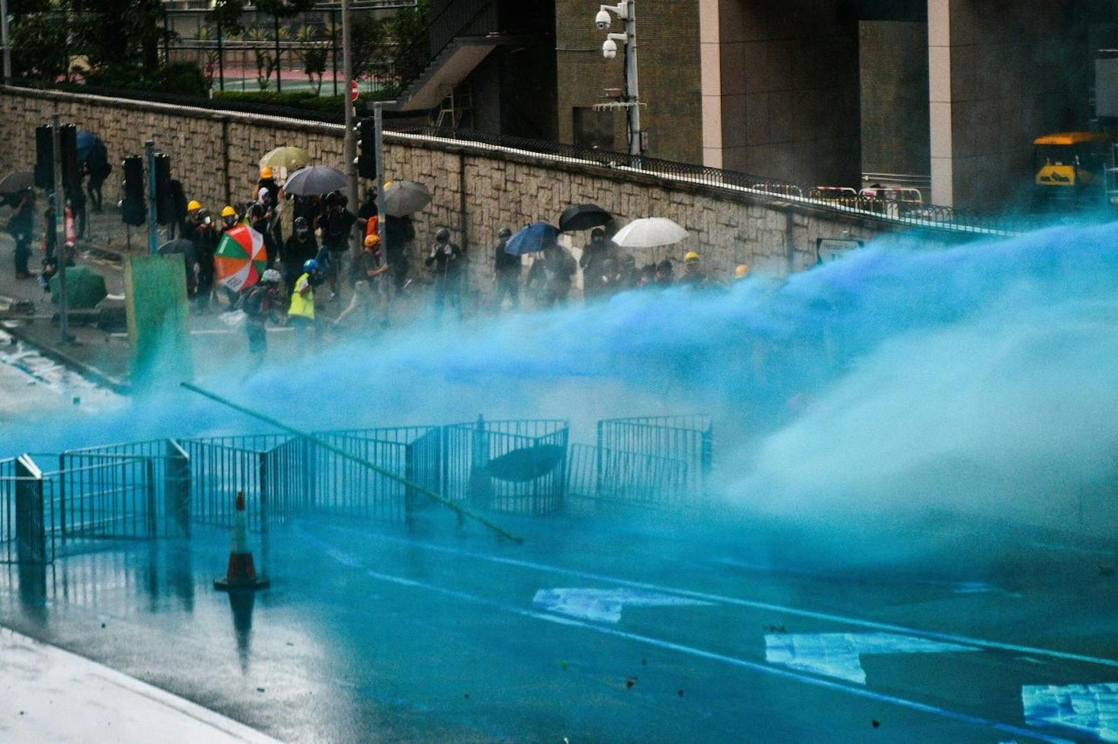 Am 31. August wollten Demonstranten das Parlament Hongkongs stürmen. Die Polizei konterte mit Wasserwerfern.