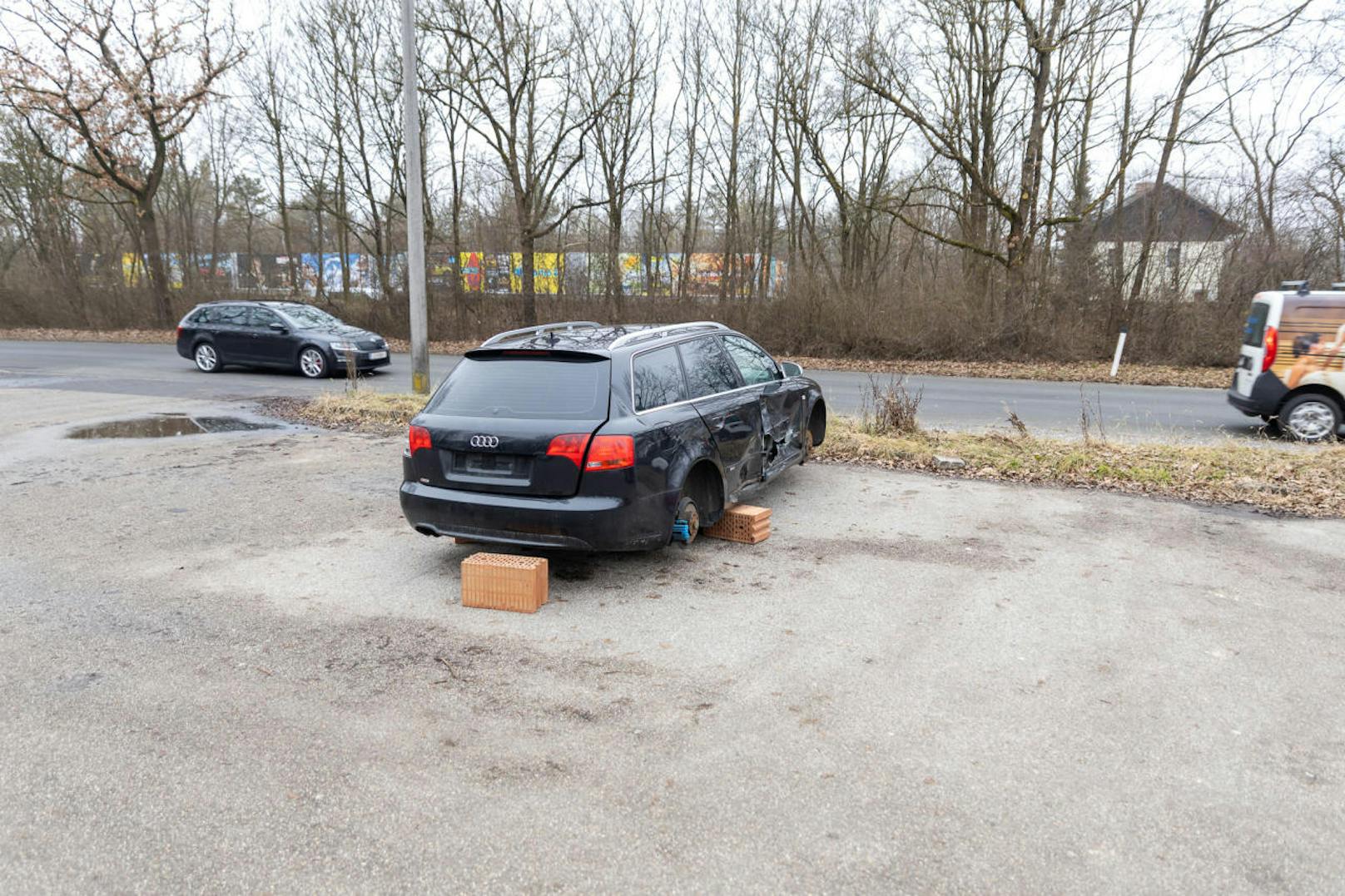 Schon seit November steht der demolierte Audi auf einem Parkplatz beim Wasserwald. Auch die Reifen wurden bereits abmontiert.