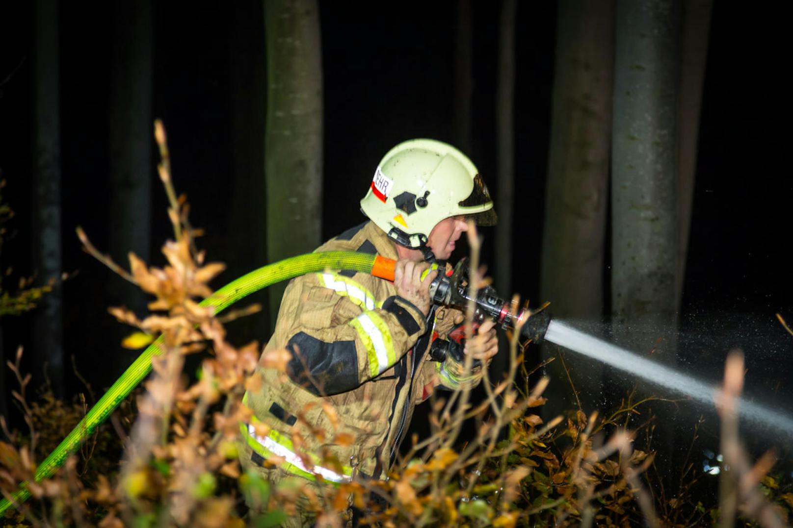 130 Feuerwehrmitglieder löschten den Waldbrand, den zwei Piloten entdeckt hatten.