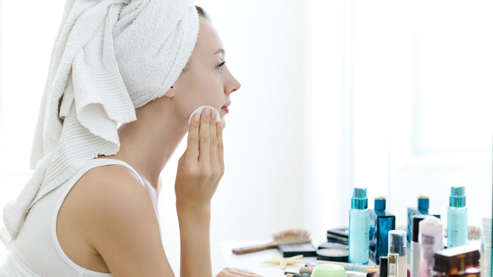 Pickel, Glanz auf der Stirn und vergrößerte Poren - fettige oder ölige Haut ist der schwierigste zu behandelnde Hauttyp. Leider sind viele Frauen davon betroffen. Schwierig ist es vor allem hier das richtige Maß zwischen Überpflegen und Mangel an Pflege zu finden.