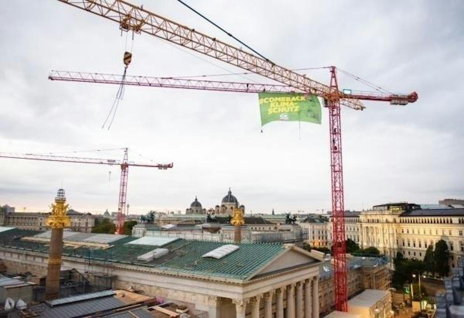 Ein bisschen Aktionismus war auch dabei: An einem Baukran über dem Parlament hängt nun ein Grünen-Plakat.