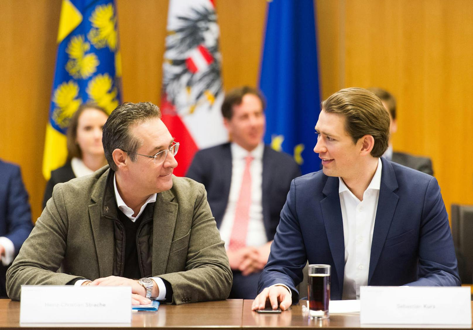 Vizekanzler Heinz-Christian Strache (FPÖ) und Bundeskanzler Sebastian Kurz (ÖVP) in Mauerbach.