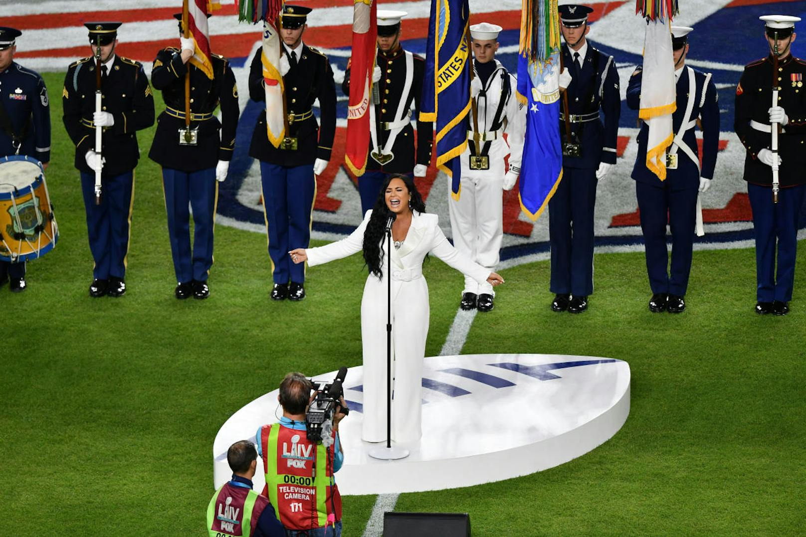 Demi Lovato singt die Hymne beim Super Bowl.