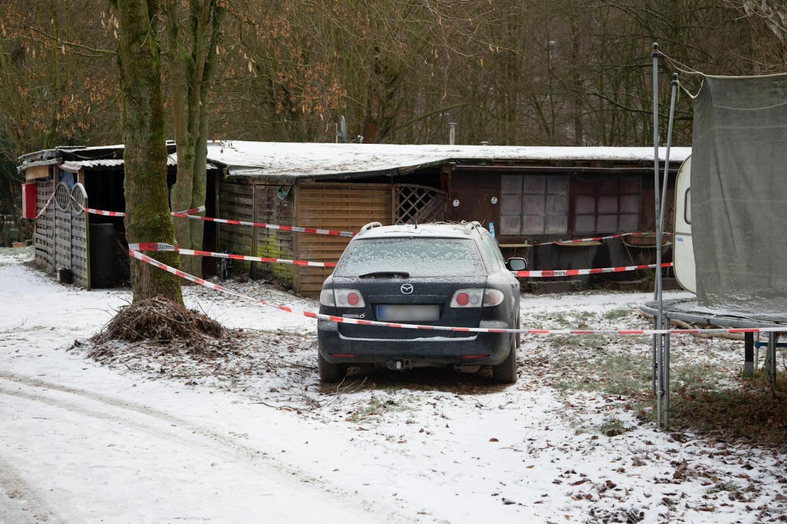 Drei Männer sollen auf dem Campingplatz in Lügde im nordrhein-westfälischen Kreis Lippe 23 Kinder sexuell missbraucht und kinderpornografisches Material hergestellt haben.