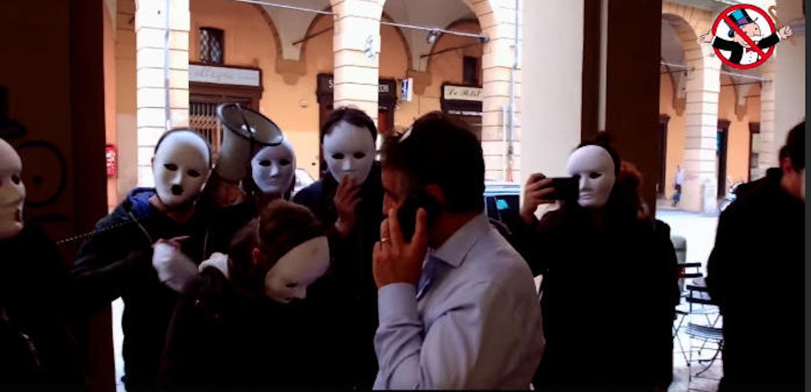Eine Gruppe von Aktivisten stellt in Bologna Chefs bloß, die ihre Angestellten schlecht behandeln.