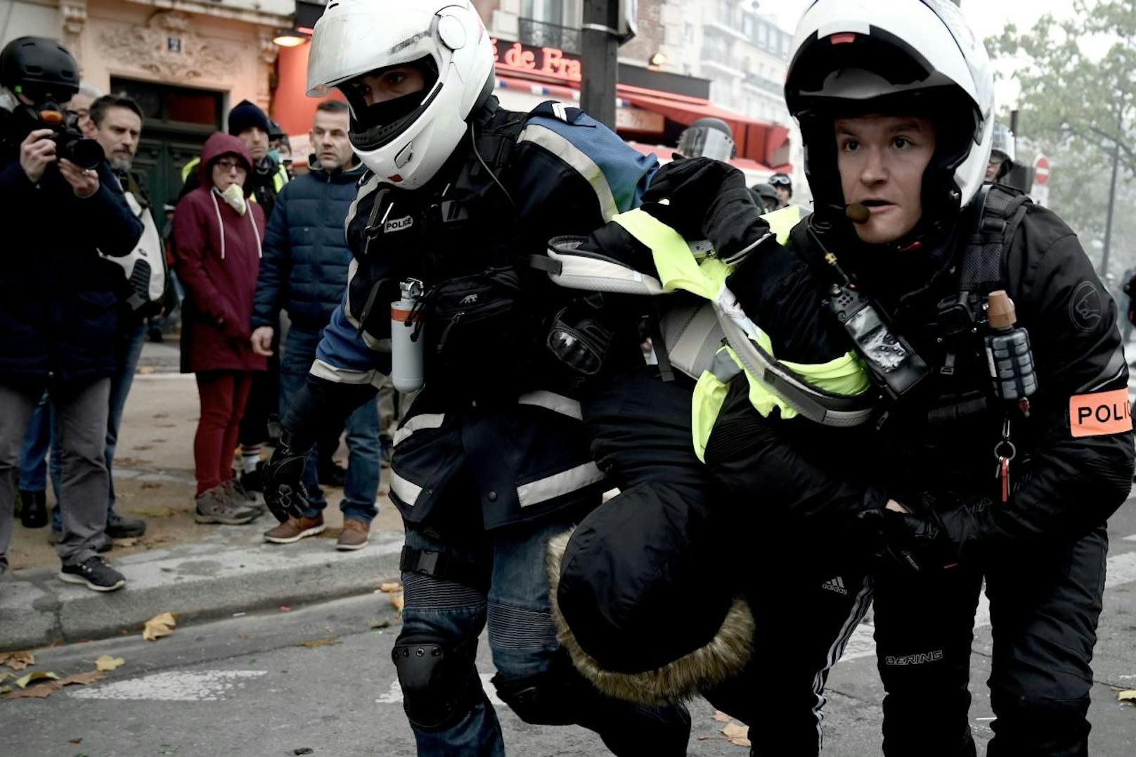 Am Jahrestag der "Gelbwesten"-Proteste kam es in Frankreich zu gewaltsamen Ausschreitungen.