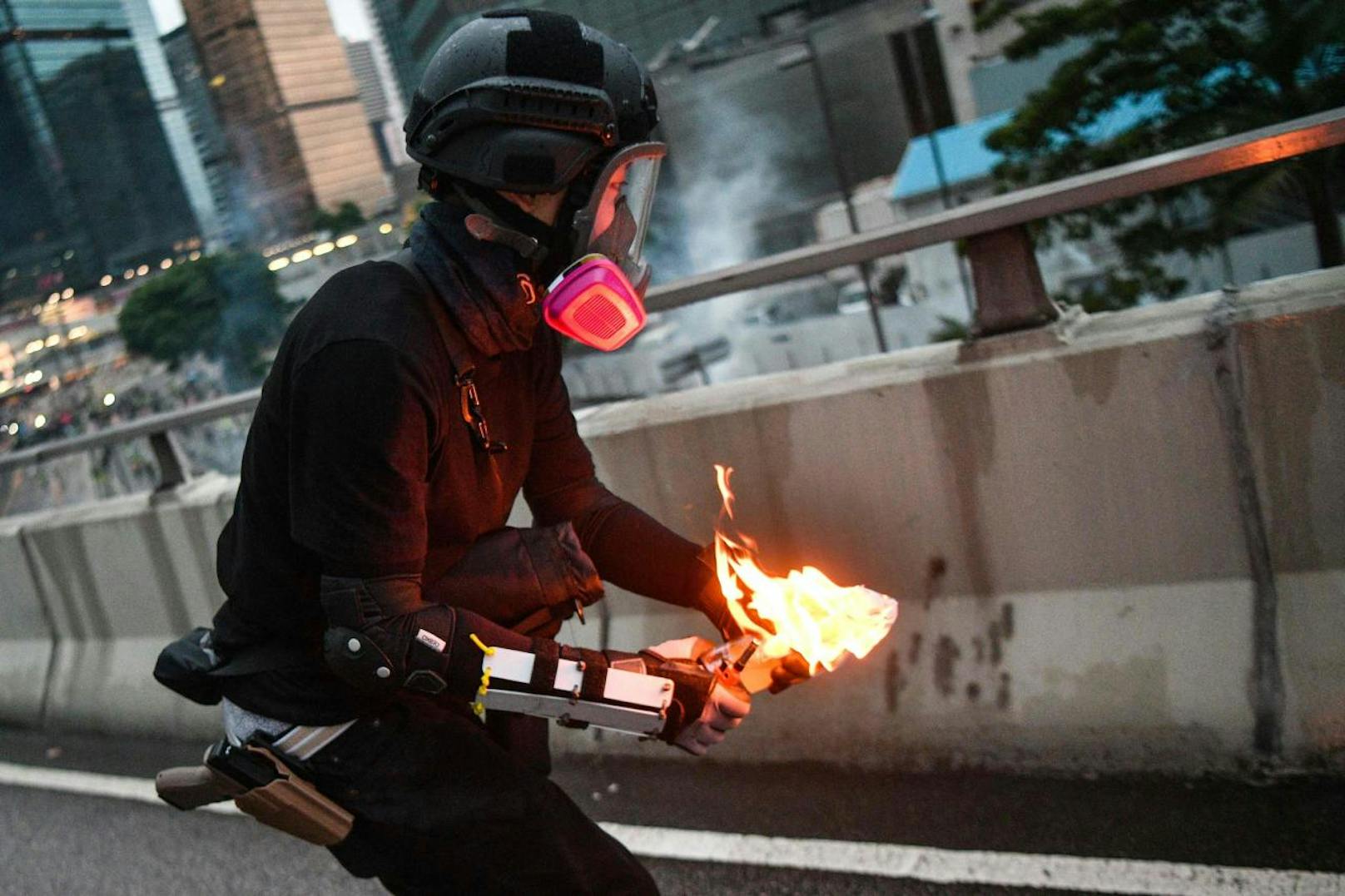 Download von www.picturedesk.com am 31.08.2019 (15:32). 
A protester throws a molotov cocktail towards police outside the government headquarters in Hong Kong on August 31, 2019. - Chaos engulfed Hong Kong's financial heart on August 31 as police fired tear gas and water cannon at petrol bomb-throwing protesters, who defied a ban on rallying -- and mounting threats from China -- to take to the streets for a 13th straight weekend. (Photo by Anthony WALLACE / AFP) - 20190831_PD2685 - Rechteinfo: Nur für redaktionelle Nutzung! - Editorial Use Only! Werbliche Nutzung nur nach Freigabe!
