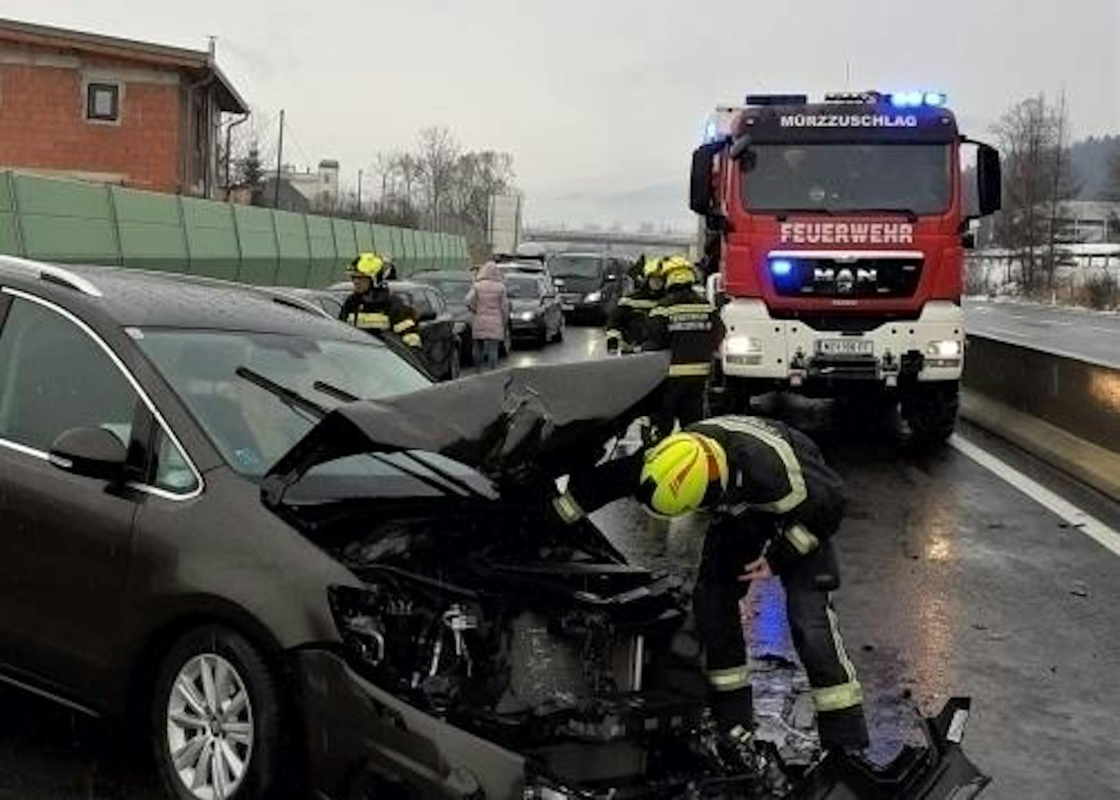 Auf der Semmering Schnellstraße S 6 kam es am Samstag zu einem Verkehrsunfall mit 34 beteiligten Fahrzeugen.
