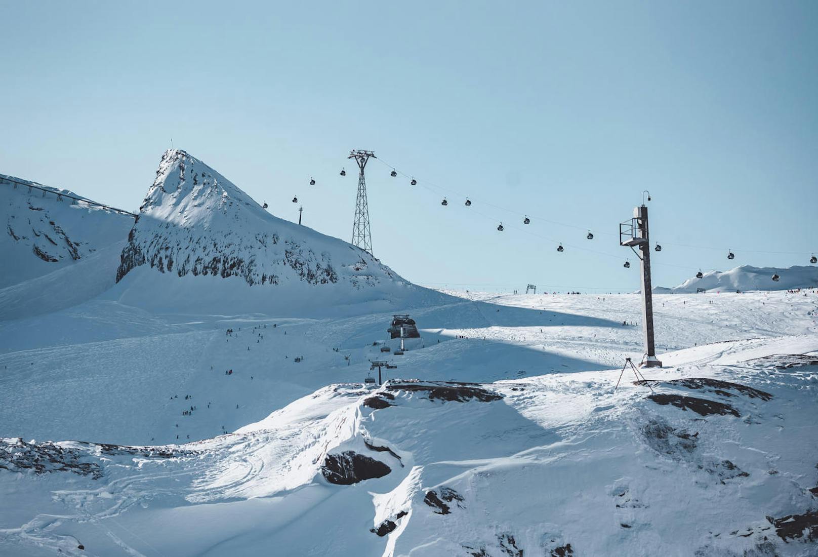 Seilbahnanlagen (Gletscherjet 4) am Kitzsteinhorn, aufgenommen am 10. November 2019, Kaprun, Österreich.