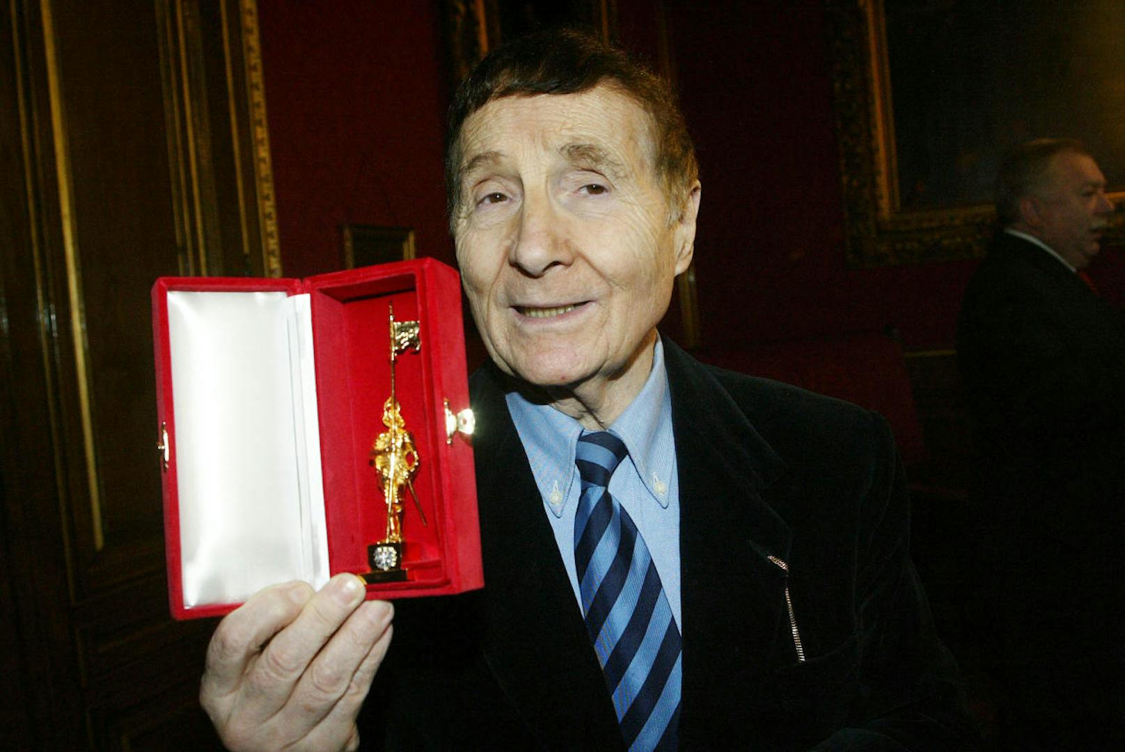 Freddy Quinn bekommt 2006 den Goldenen Rathausmann vom Wiener Bürgermeister Michael Häupl verliehen.