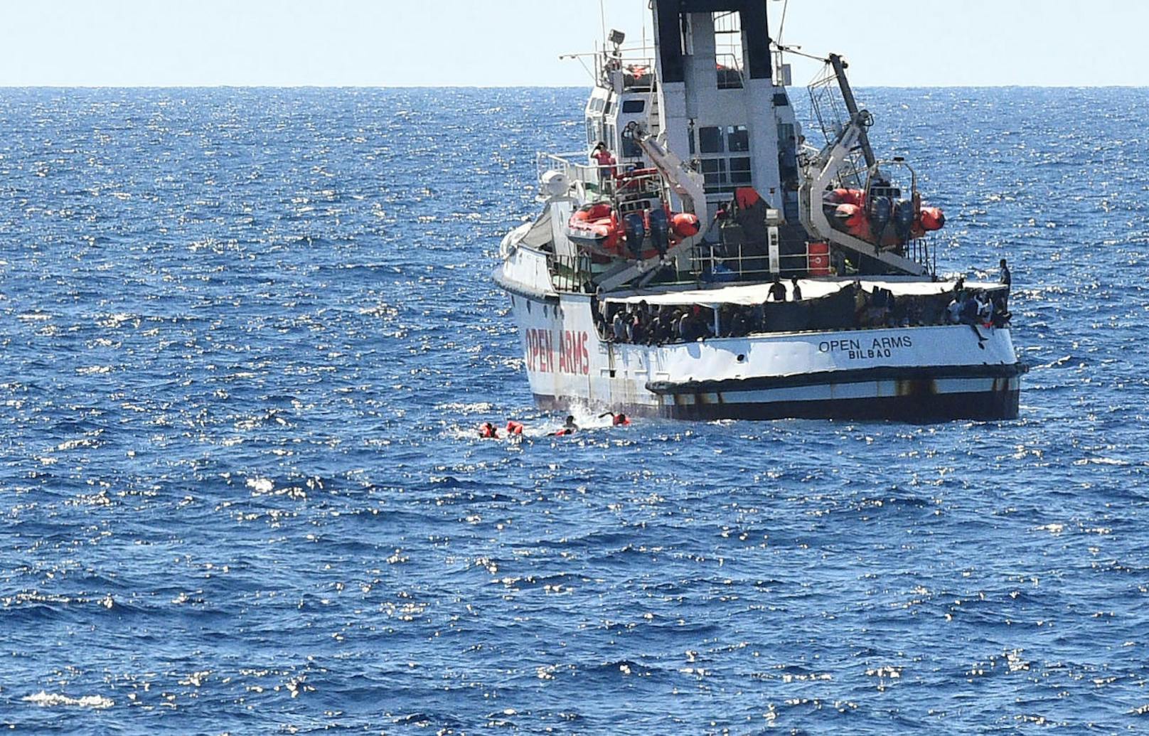 Flüchtlingsdrama im Mittelmeer: Wieder sprangen mehrere Menschen von Bord des Rettungsschiffs "Open Arms".