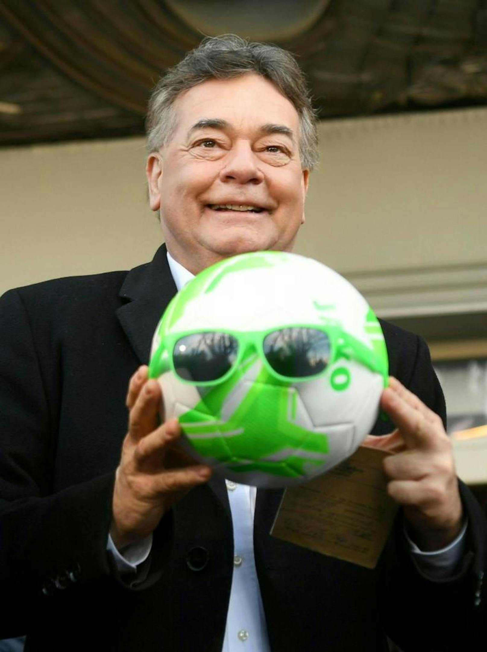 Vizekanzler Werner Kogler mit einem Ball am Dienstag, 7. Jänner 2020, anlässlich der Amtsübergabe im Ministerium für öffentliche Agenden und Sport Wien.