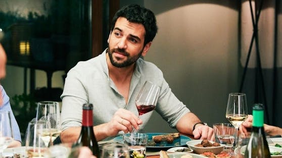 Schauspieler Elyas M'Barek, Star aus "Das perfekte Geheimnis", lässt das Herz von Evelyn Burdecki höher schlagen.