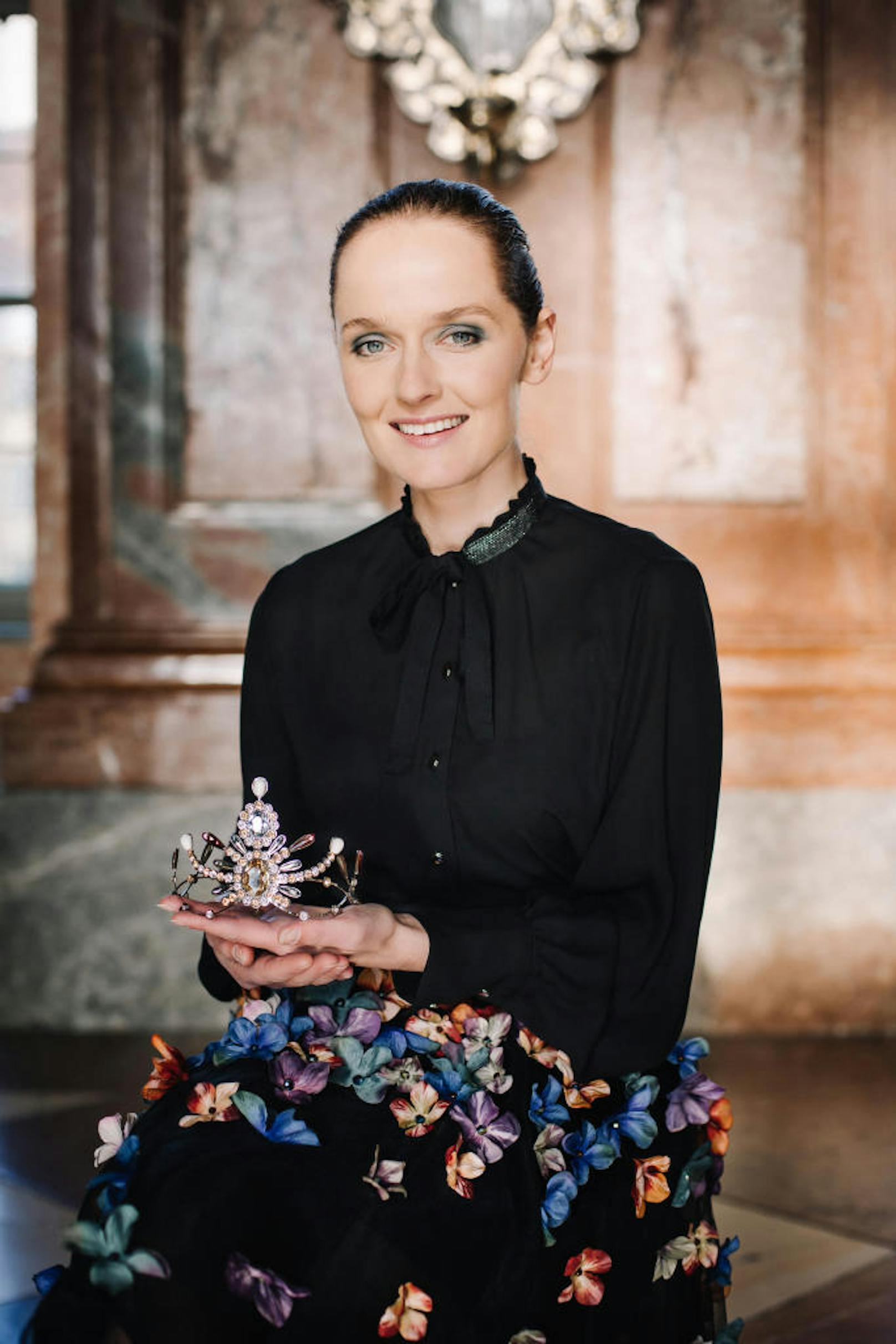 Die Designerin mit ihrem Krönchen, das 80 Debütantinnen bei der Grazer Opernredoute 2020 tragen werden. (Foto: Doris HImmelbauer) 