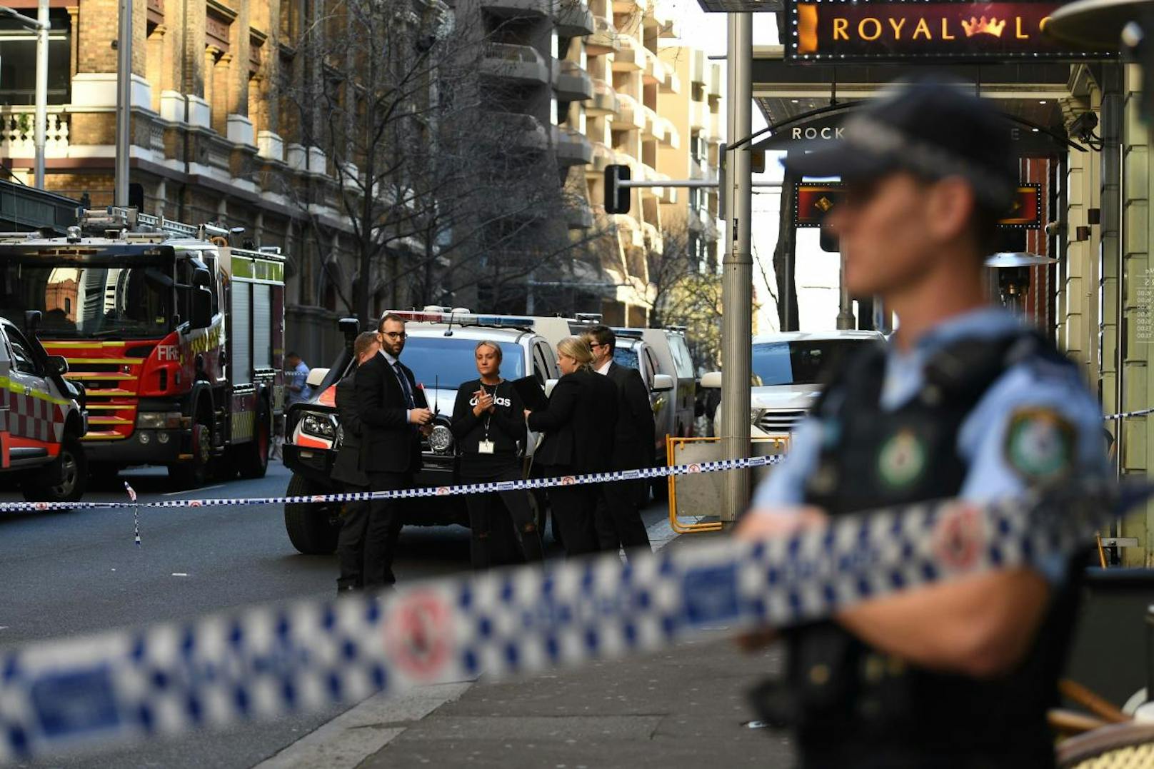 Ein Mann hat in Sydney eine Frau mit einem Messer attackiert und verletzt.