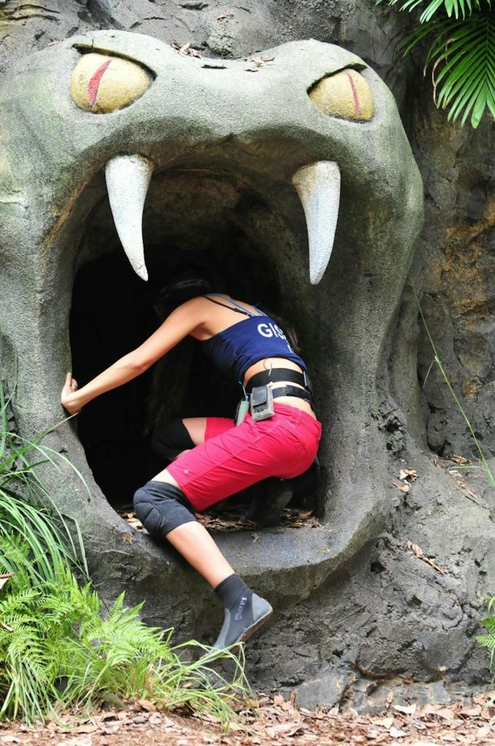 Gisele Oppermann setzt vorsichtig zuerst den rechten Fuß in die Höhle, dann den linken und steckt ängstlich ihren Kopf hinein.