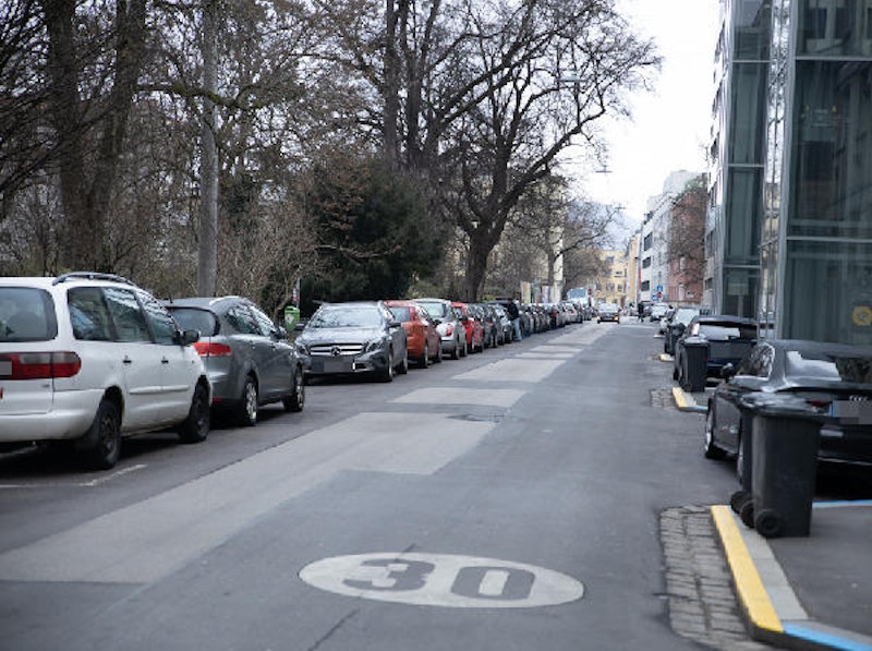 Über die Noßbergerstraße fuhr sie in Richtung Mozartkreuzung.
