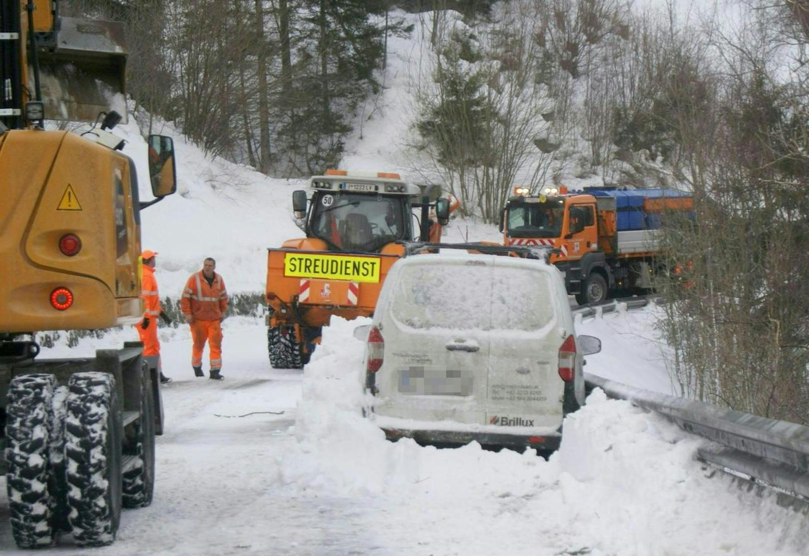 Schließlich mussten sogar die bestehenden Lastwägen-Fahrverbote in Nordtirol zwischenzeitlich aufgehoben werden um die Situation unter Kontrolle zu bekommen.