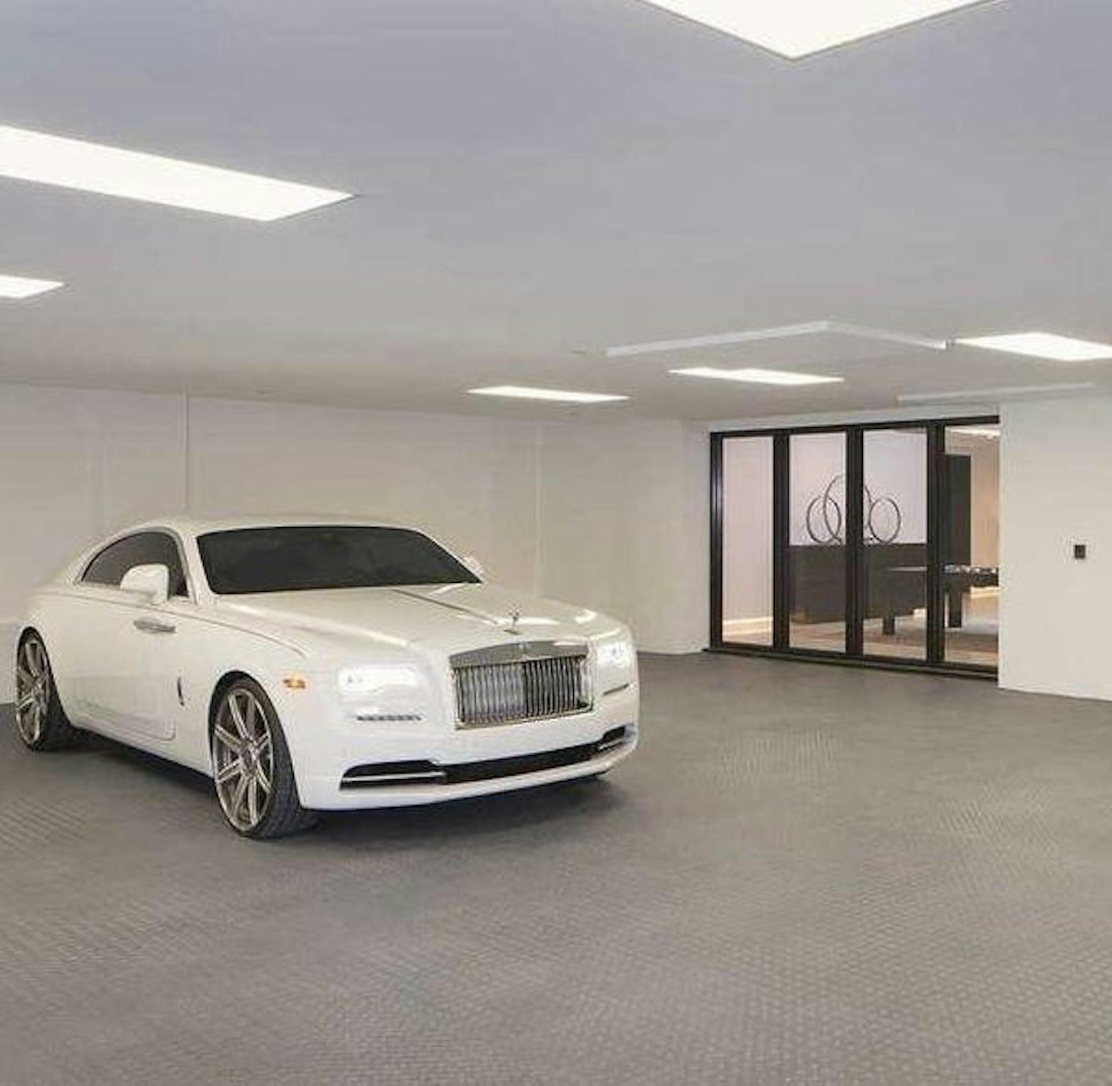 Und eine große Garage für Luxus-Autos.
