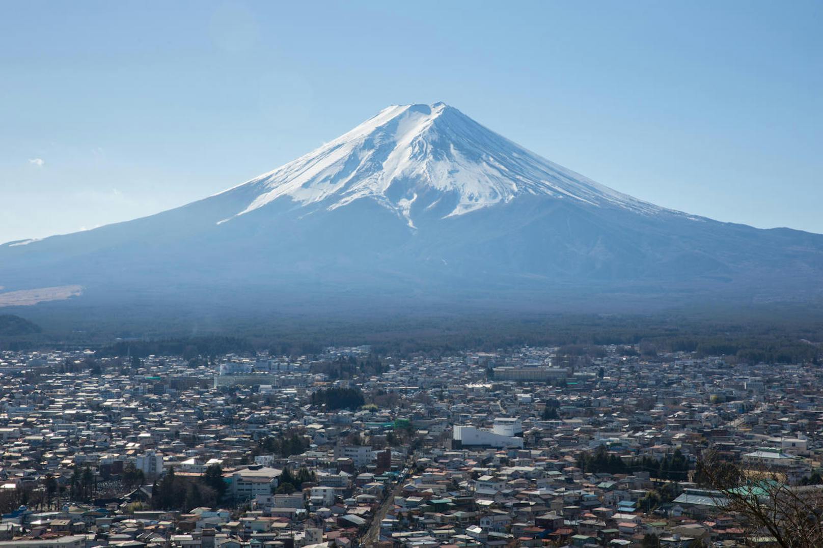 In Japan ist ein Mann am weltberühmten Berg Fuji abgestürzt.