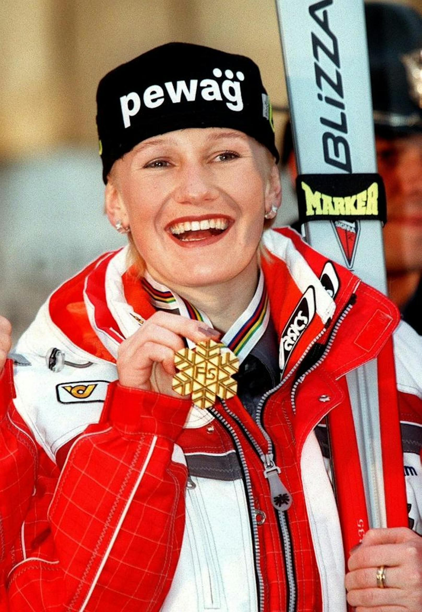 <b>Platz 6: Renate Götschl (3 x Gold, 4 x Silber, 2 x Bronze)</b>
Die "Speed-Queen" legte 1997 mit Kombi-Gold los. Zwei Jahre später jubelte sie in Vail über den Abfahrts-Titel. Es folgten vier Vize-WM-Titel: 1999 im Super-G und der Kombi, 2001 (St. Anton) in der Abfahrt, 2005 (Santa Caterina) mit dem Team. Im selben Jahr gab es in der Abfahrt Bronze. 2007 in Aare krönte sich Götschl noch mal zur Team-Weltmeisterin und holte Bronze im Super-G.
