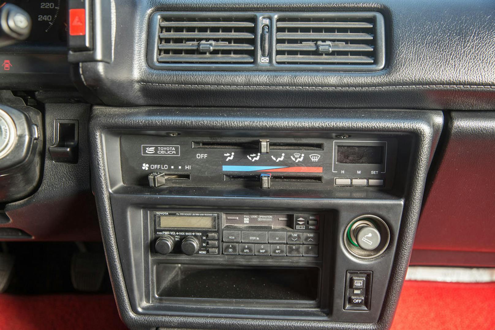 Die umfangreiche Serienausstattung beinhaltete auch ein Radio-Tonbandgerät mit Motorantenne und vier Lautsprechern.