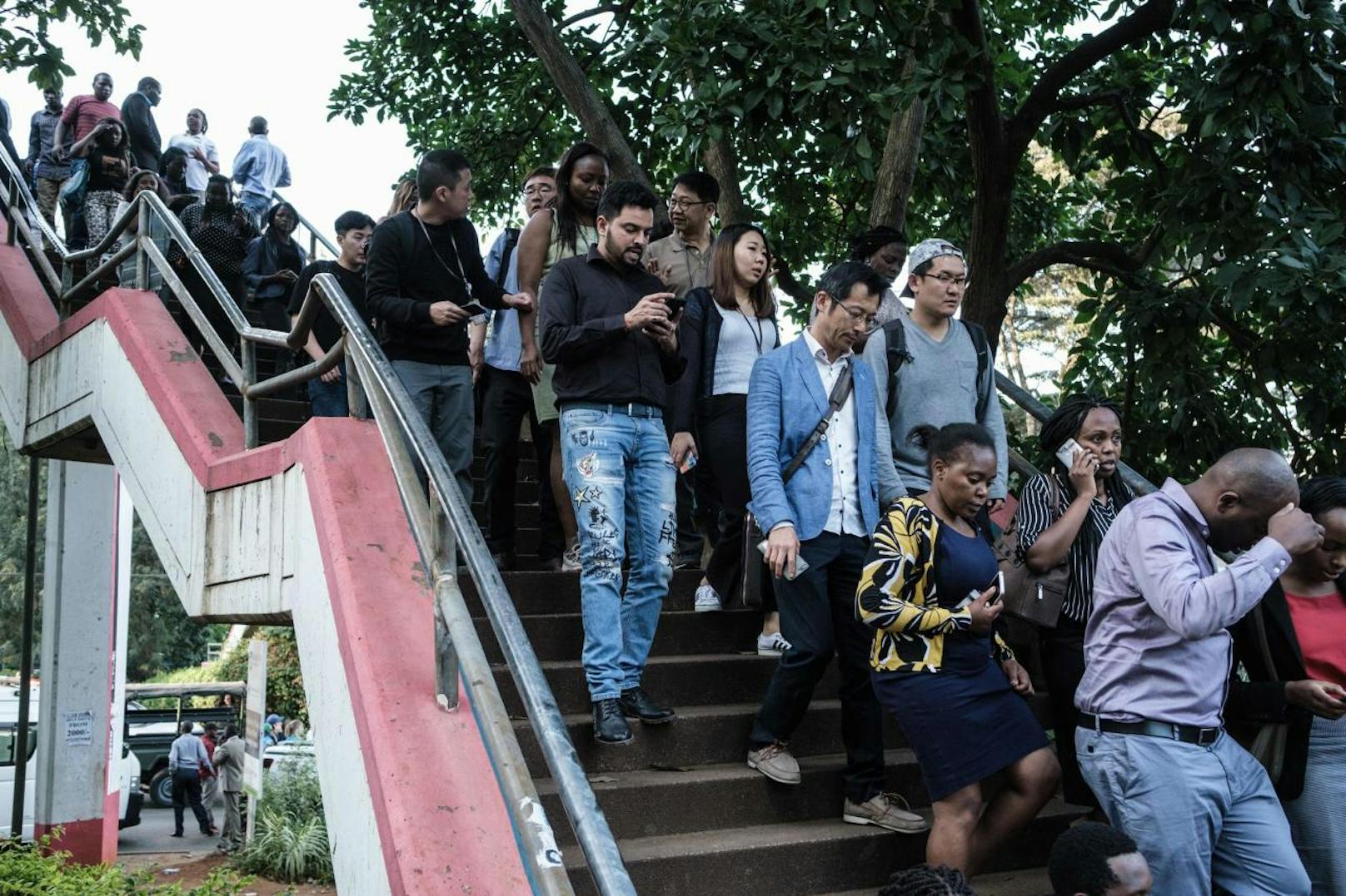 Download von www.picturedesk.com am 16.01.2019 (06:05). 
People are evacuated from DusitD2 compound in Nairobi after a blast followed by a gun battle rocked the upmarket hotel complex on January 15, 2019. - At least five people were killed on January 15 when an Islamist suicide bomber and gunmen stormed an upmarket hotel complex in Nairobi, in the first such attack in the Kenyan capital in five years. (Photo by Yasuyoshi CHIBA / AFP) - 20190115_PD8543 - Rechteinfo: Nur für redaktionelle Nutzung! - Editorial Use Only! Werbliche Nutzung nur nach Freigabe!