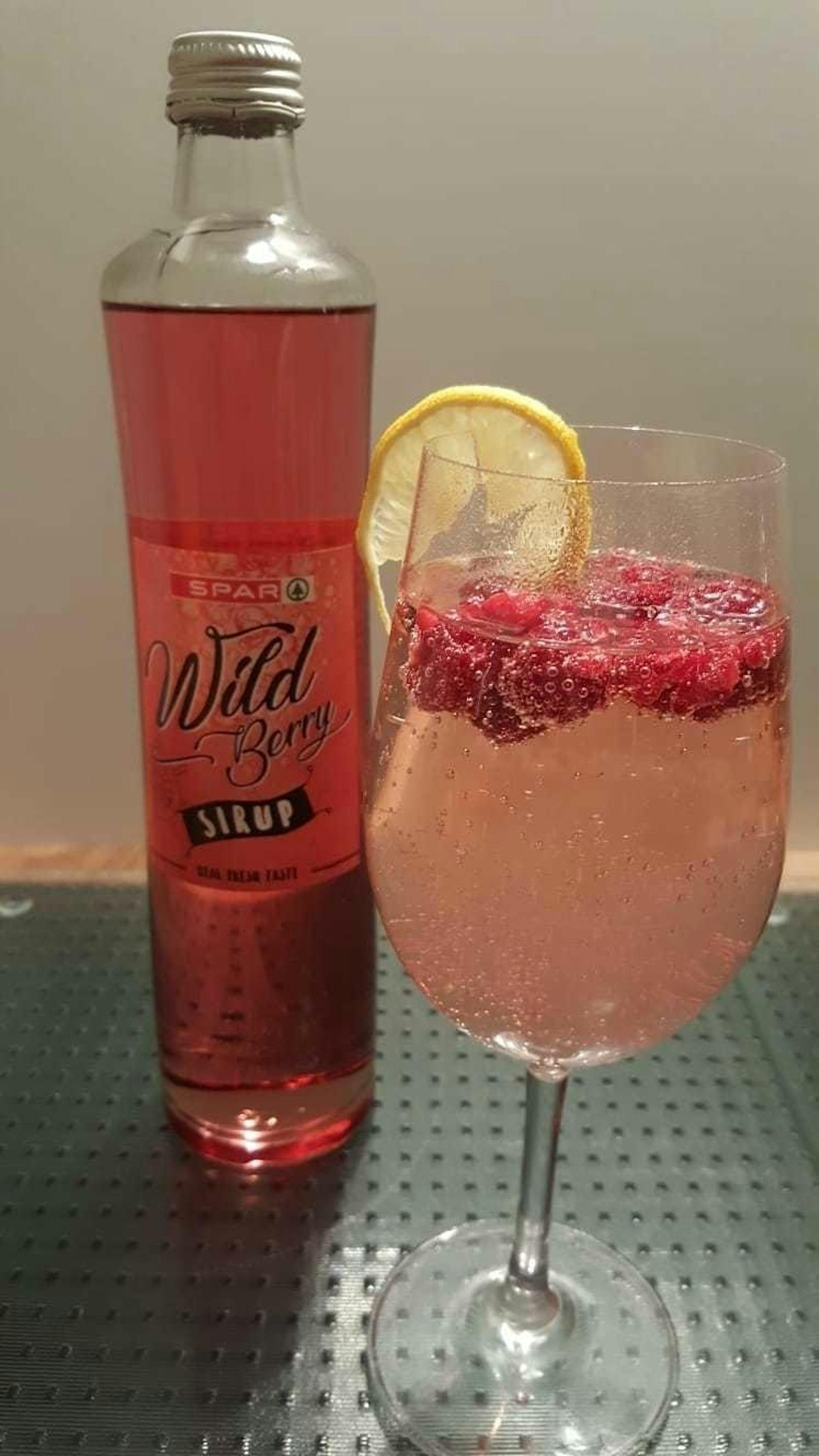 Der "Wild Berry"-Sirup bietet sich ebenfalls für diverse Cocktail-Kreationen an, schmeckt aber auch köstlich mit frischen Beeren und Mineralwasser.