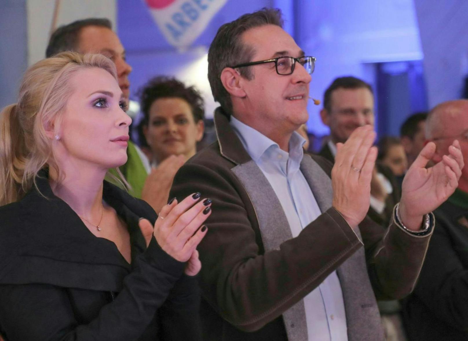 Heinz-Christian Strache und seine Ehefrau Philippa beim Wahlkampfauftakt der FPÖ Salzburg.