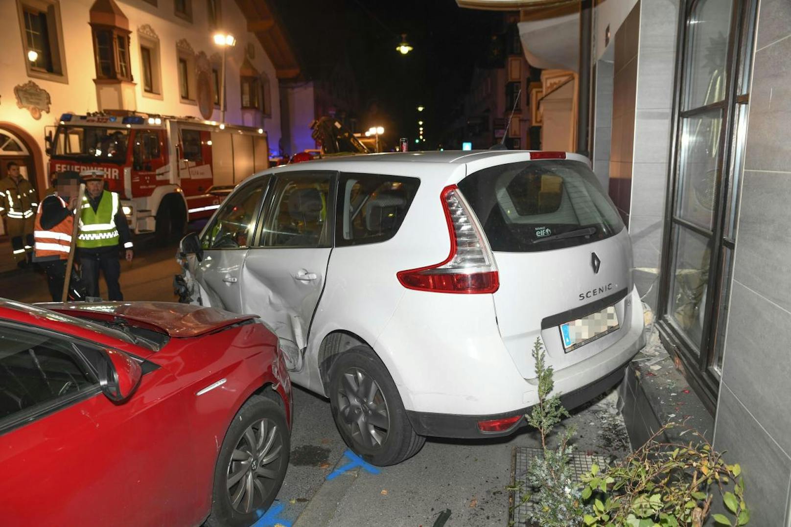 Eine 27-jährige Autofahrerin geriet auf die Gegenfahrbahn und krachte in drei geparkte Fahrzeuge.