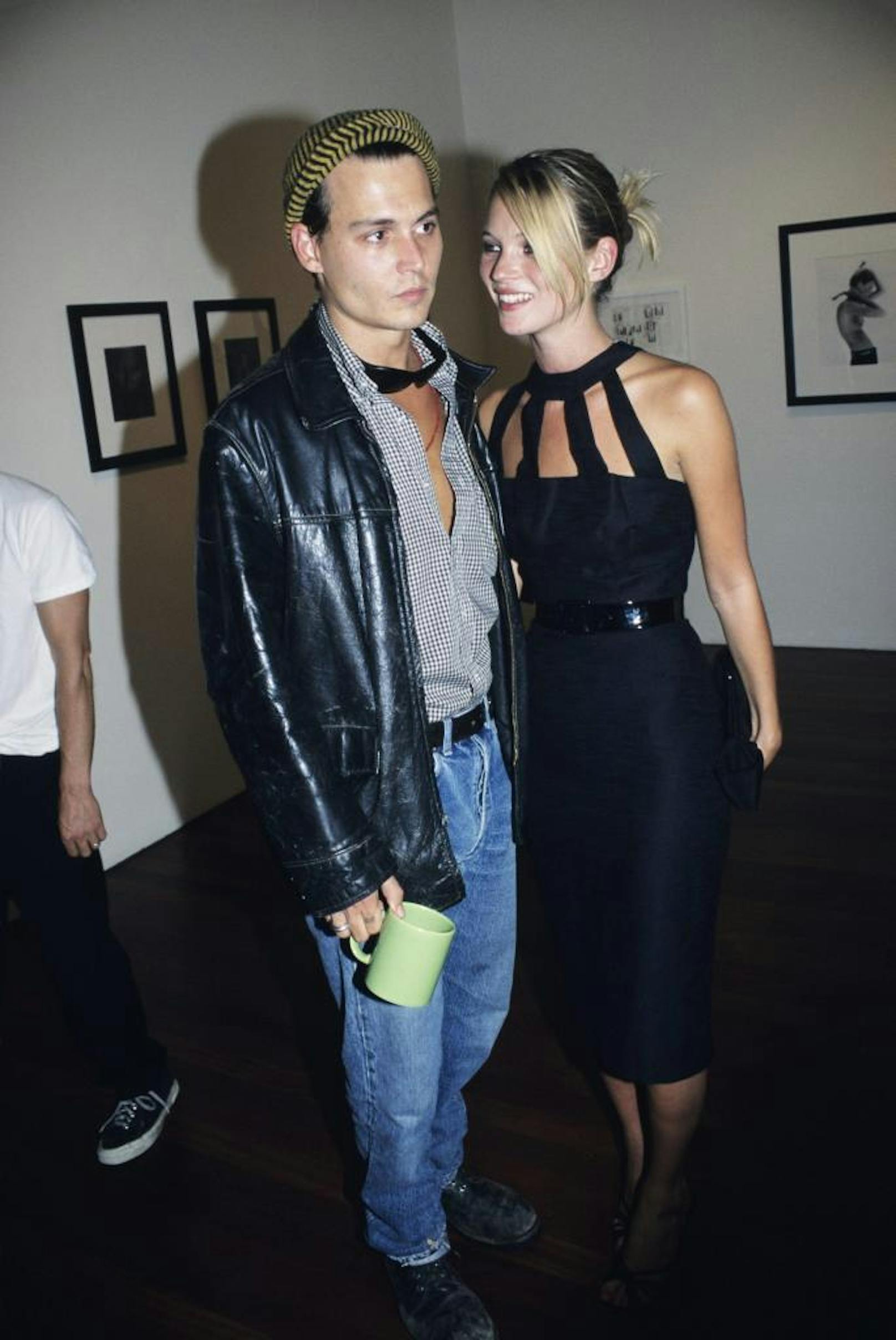 La Moss mit Boyfriend Johnny Depp 1995, das Kleid ist heute mehr als up to date.