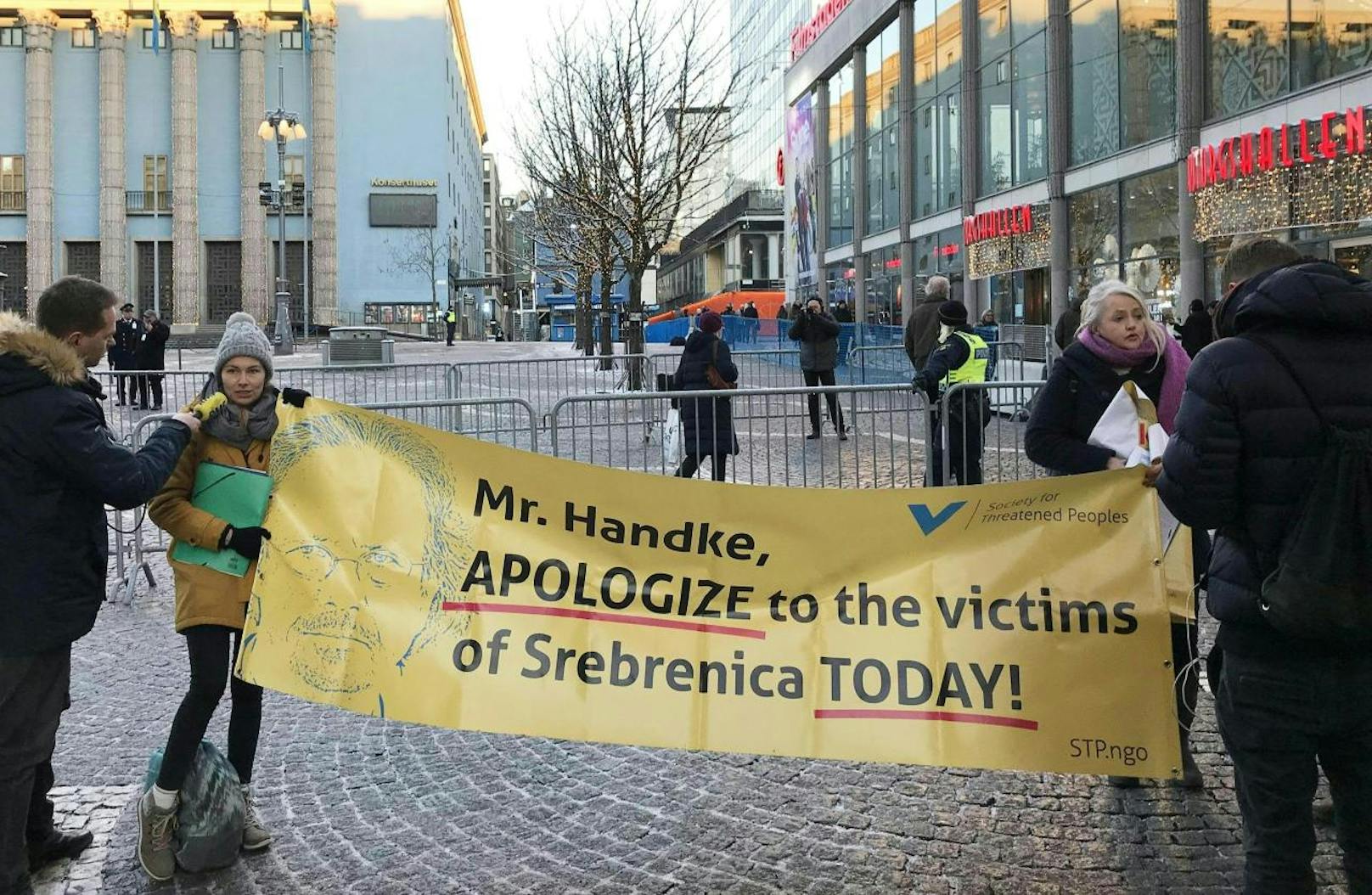 Vor dem Konzerthaus in Stockholm gab es eine Protestaktion gegen Handke.