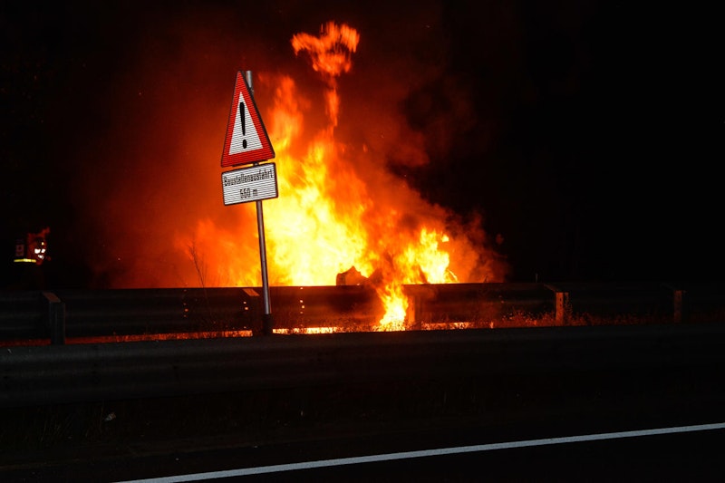 Auf der A12 bei Hall in Tirol kam es am Sonntagabend zu einem tragischen Unfall. Ein Mann verbrannte in seinem Fahrzeug.