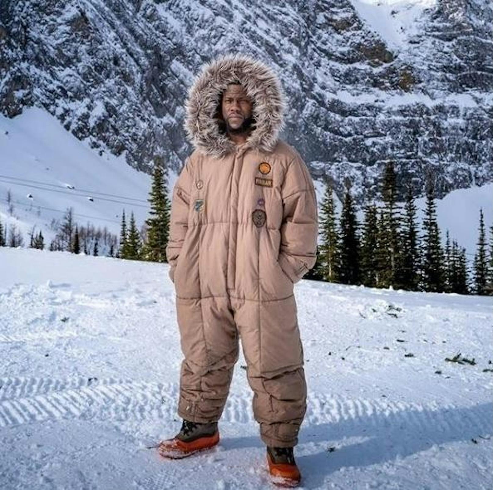 20.11.2019: Im dicken Mantel vor einer traumhaften Winterkulisse wirbt Kevin Hart (40) hier für den zweiten Teil von "Jumanji". Der Film kommt am 12.Dezember ins Kino.