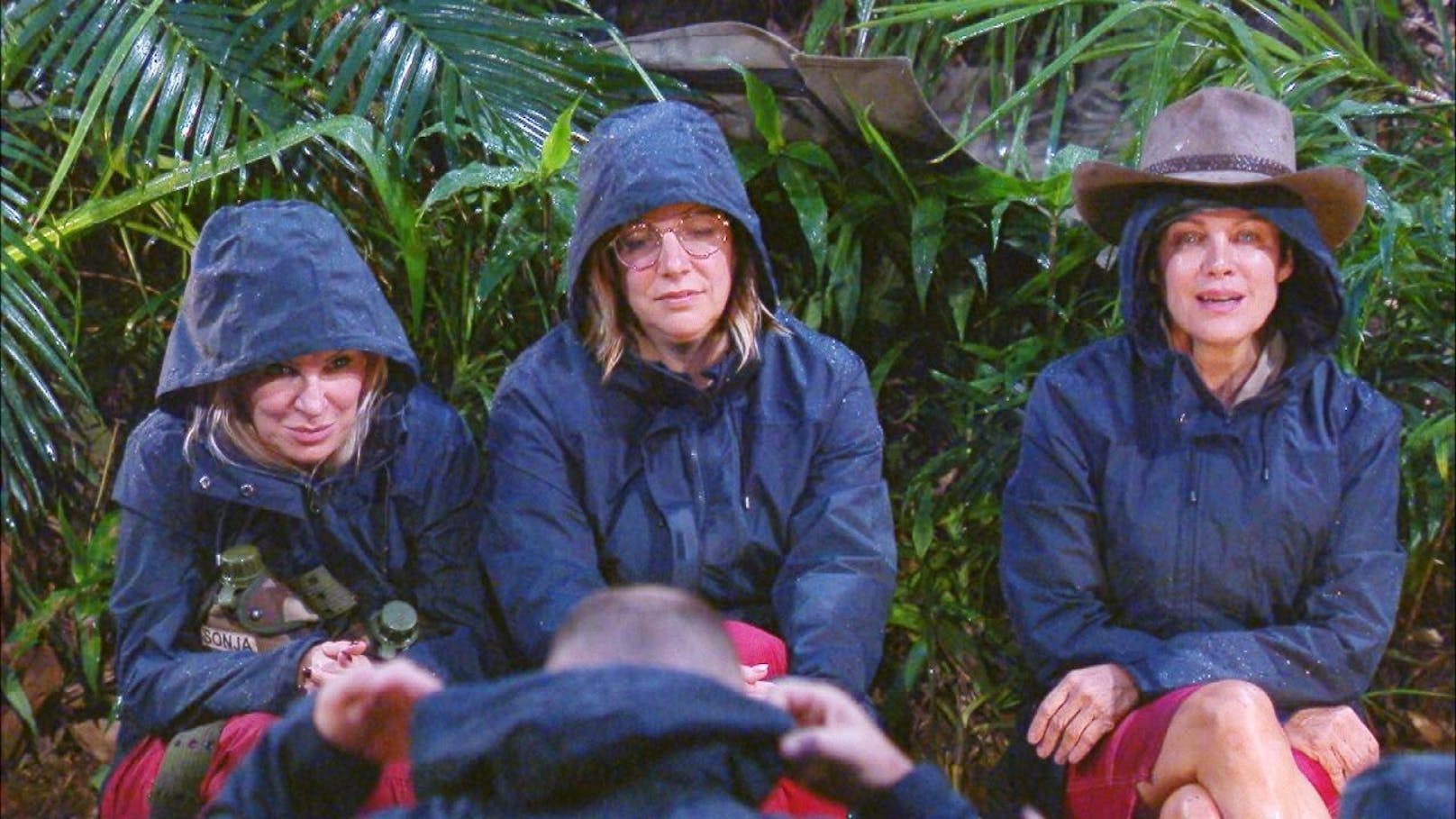 Tag 2 im Camp. Es regnet in Strömen. V.l.: Claudia Norberg, Danni Büchner und Sonja Kirchberger sind nass bis auf die Haut.  