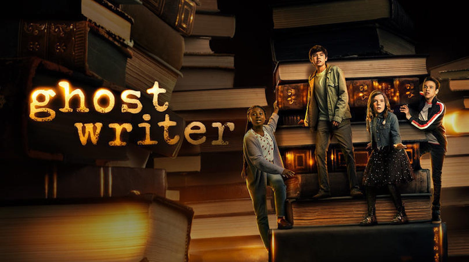 "Ghostwriter", eine Neuerfindung der Original-Serie, folgt vier Kindern, die von einem mysteriösen Geist in einer Nachbarschaftsbuchhandlung zusammengeführt werden und sich zusammenschließen müssen, um fiktive Charaktere aus verschiedenen Büchern zu befreien.