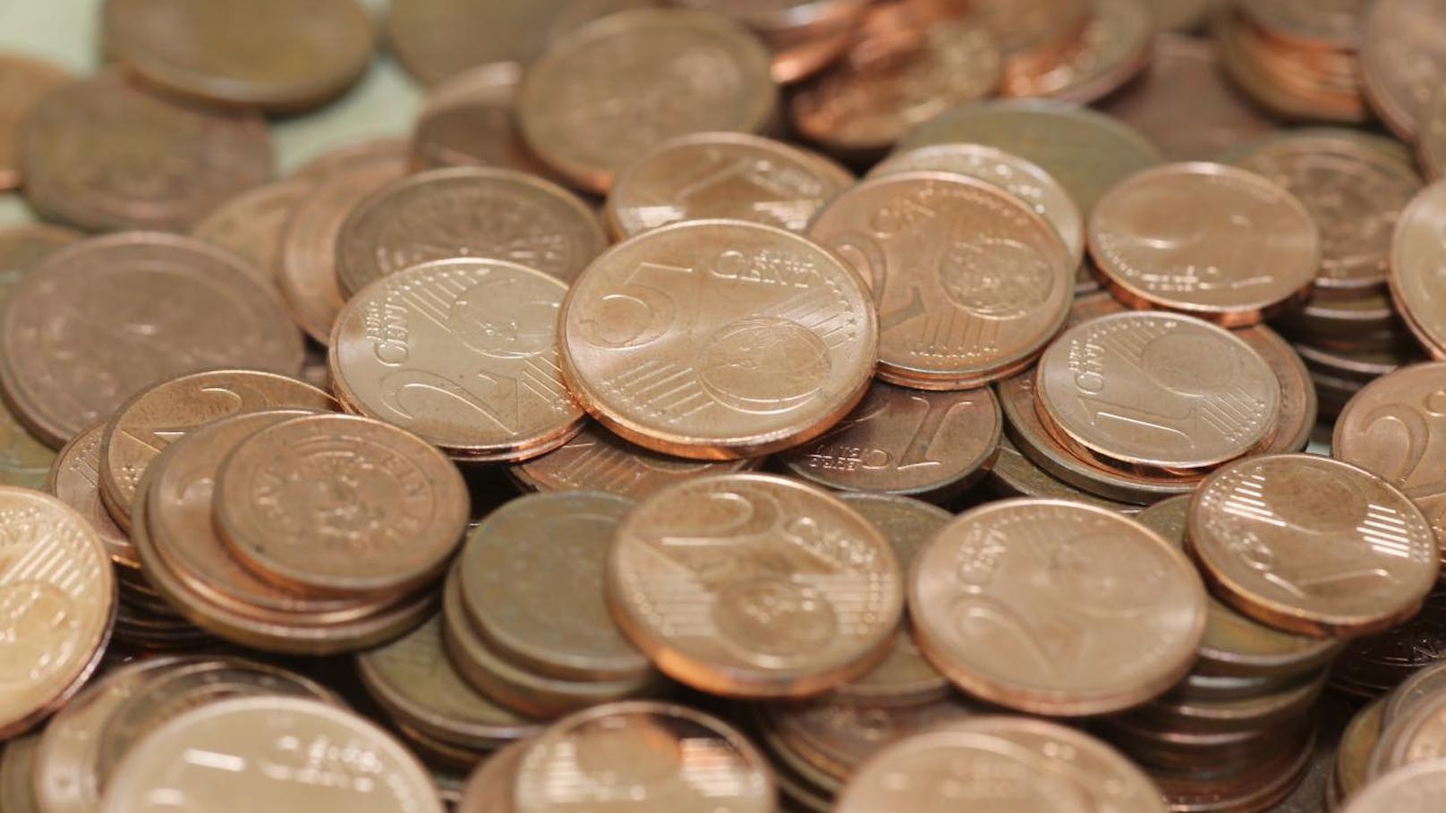 Die EU-Kommission will Ein- und Zwei-Cent-Münzen abschaffen, Beträge künftig auf fünf Cent auf- oder abrunden.
