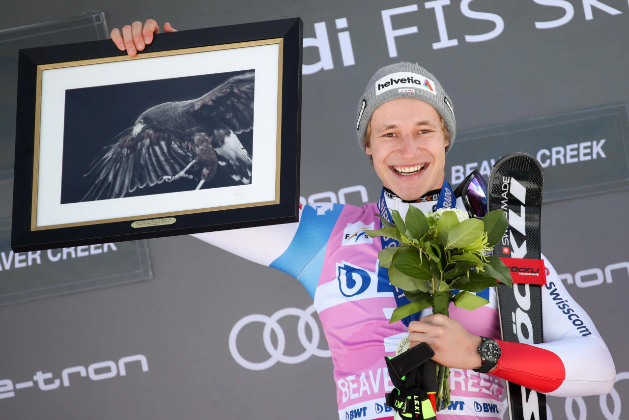 Marco Odermatt (Schweiz) feiert im Super-G von Beaver Creek seinen ersten Sieg im Weltcup. Viele werden folgen. Der 22-Jährige gilt als Alleskönner und Kandidat für die große Kugel.  Platz zwei geht an den Norweger Aleksander Aamodt Kilde. Matthias Mayer rast aufs Stockerl, nur 14 Hundertstel hinter der Siegerzeit.  Vincent Kriechmayr wurde Siebenter.