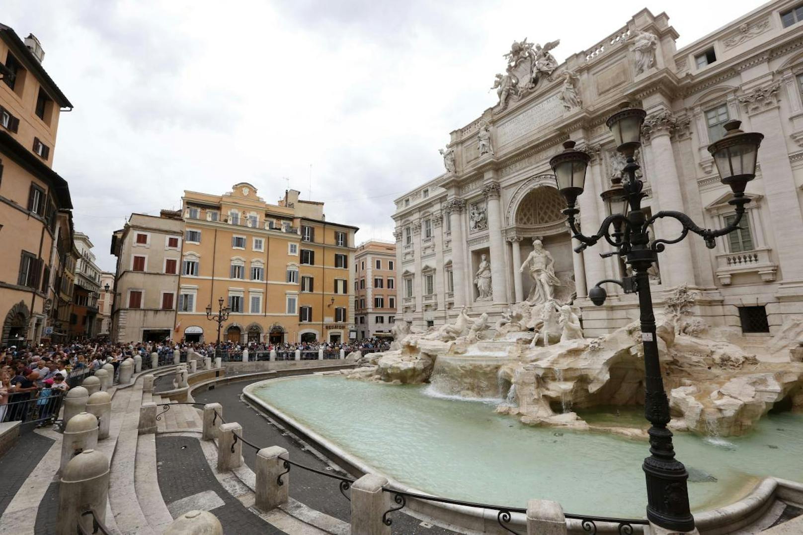 Der Trevi-Brunnen ist eine der Touristenattraktionen in Rom.