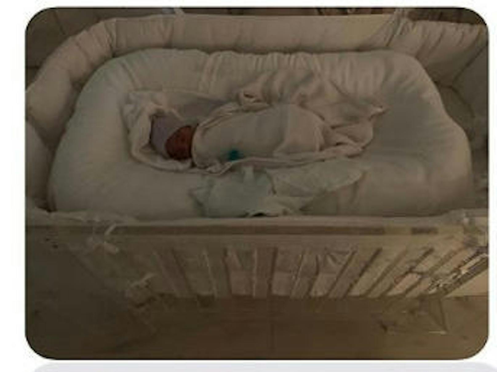 18.5.2019: Kim Kardashian zeigt ihren Fans zum ersten Mal ihr viertes Kind, auch wenn man kaum was sieht. Der kleine Bub kam am 8. Mai per Leihmutter zur Welt. Er heißt Psalm West.