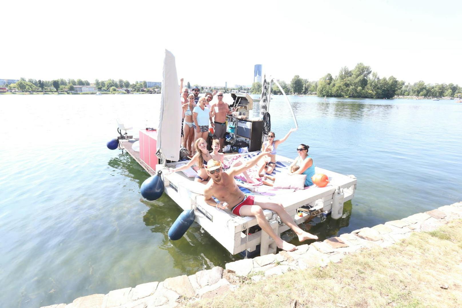 Ein Selbstbau-Floß samt DJ-Pult bringt Partystimmung auf die Alte Donau. Gemietet werden kann das Wassergefährt nicht, mitfahren geht aber dafür kostenlos.