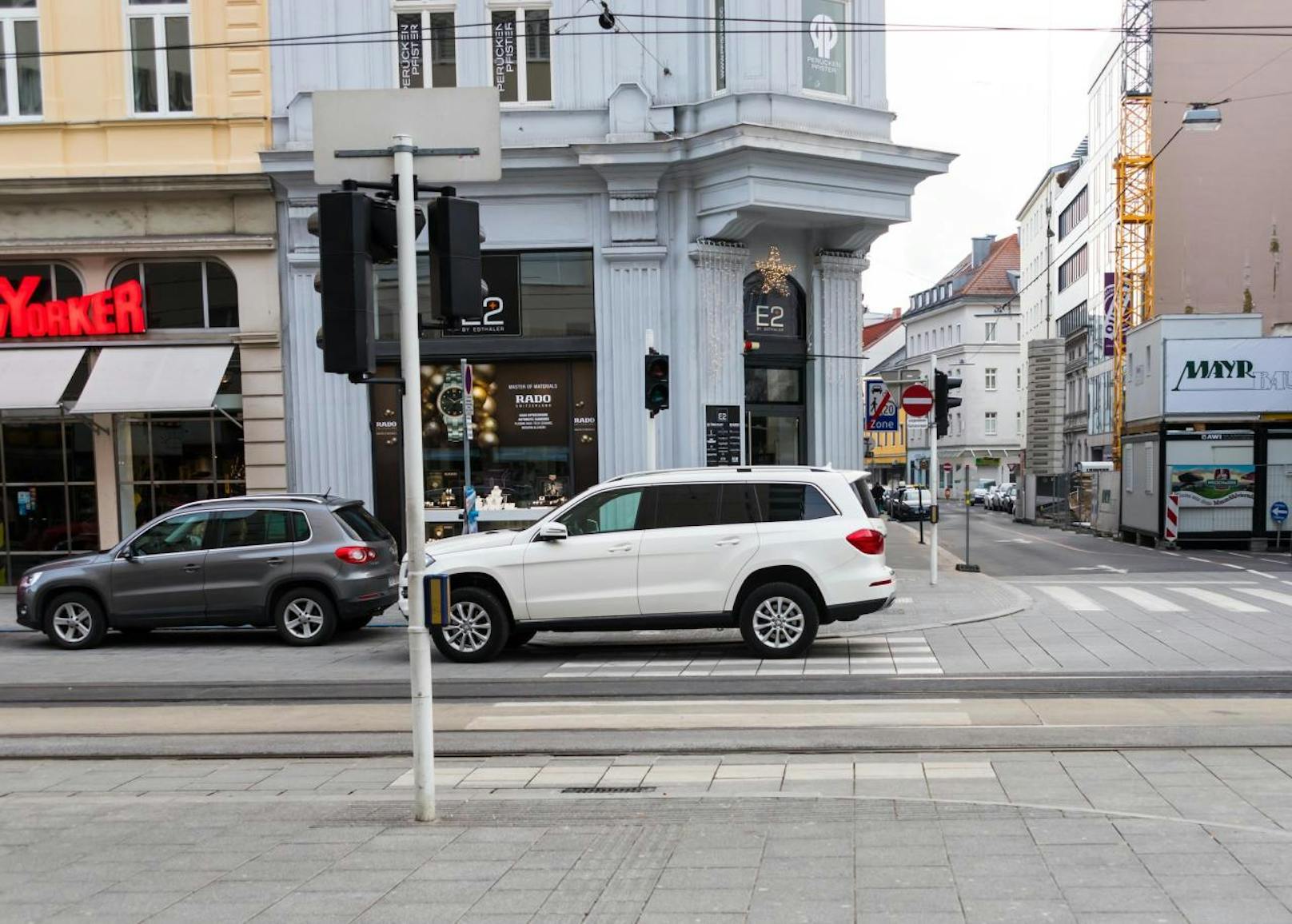 In zweiter Reihe und mitten auf dem Zebrastreifen parkte dieser Deutsche mit seinem SUV.