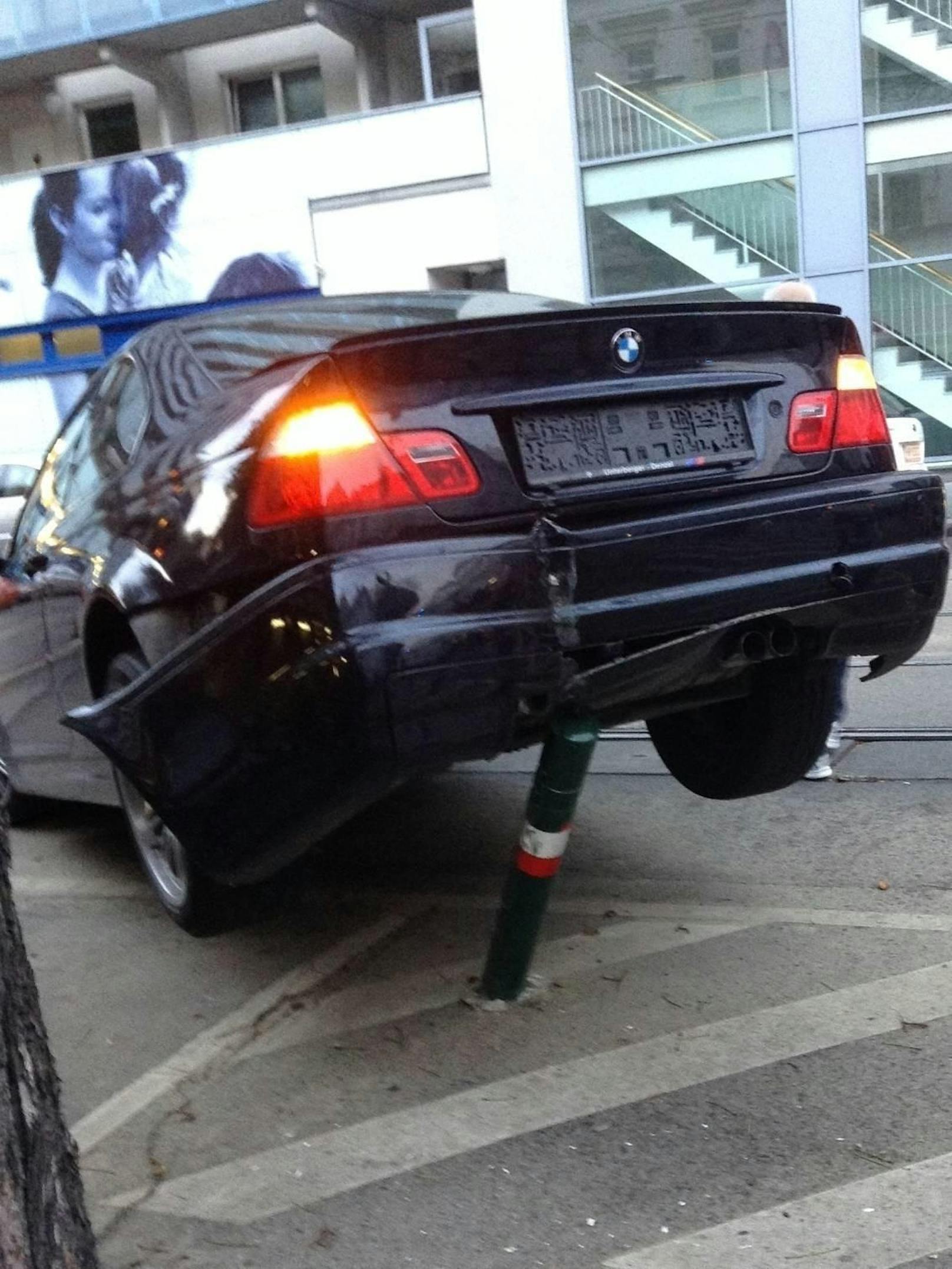 Ärgerlich: BMW M3 beim Ausparken ramponiert.  