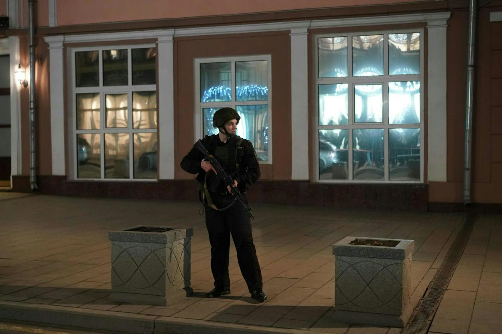 Download von www.picturedesk.com am 19.12.2019 (17:22). 
A Russian soldier of the special forces stands guard a street next to the FSB security service's office in Moscow on December 19, 2019. - Gunfire broke out in central Moscow near an office of the FSB security service on DEcember 19, with armed officers seen running through a busy shopping area, Russian media and footage on social media said. Several videos shot from different vantage points pictured armed men running out of the office as gunfire rang out, with some reports saying there were casualties. (Photo by Dimitar DILKOFF / AFP) - 20191219_PD6547 - Rechteinfo: Nur für redaktionelle Nutzung! - Editorial Use Only! Werbliche Nutzung nur nach Freigabe!