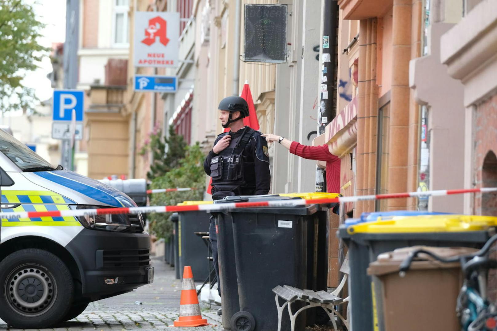In Halle (Sachsen-Anhalt) sind vor einer Synagoge Schüsse gefallen. Mindestens zwei Personen kamen ums Leben.